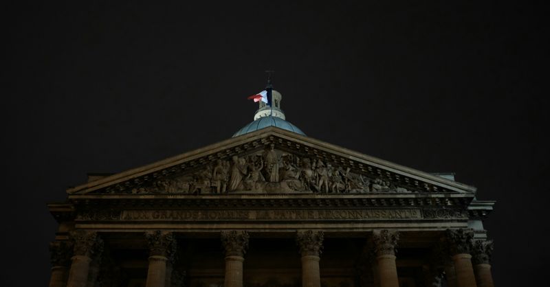 Comprendre la souveraineté numérique, ses enjeux stratégiques pour l'Europe, et les initiatives pour réduire la dépendance aux géants technologiques américains.