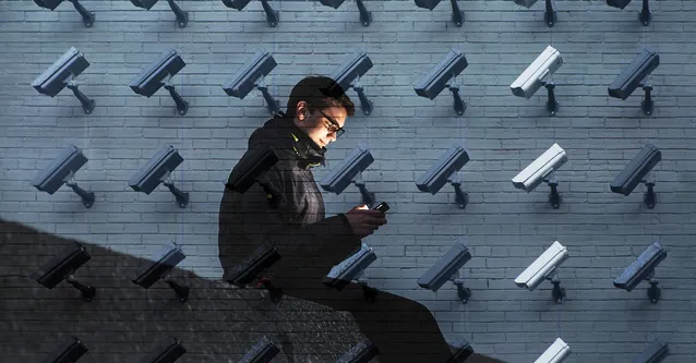 Décryptage technique : spywares, backdoors, Pegasus et les méthodes utilisées pour activer caméra et micro à distance sur votre smartphone.