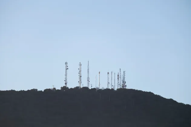 Photo d'un réseau télécommunications sans fil avec les répéteurs, les stations de base, les émetteurs-récepteurs, les tours et les antennes