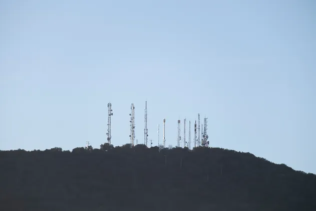 Photo d'un réseau télécommunications sans fil avec les répéteurs, les stations de base, les émetteurs-récepteurs, les tours et les antennes