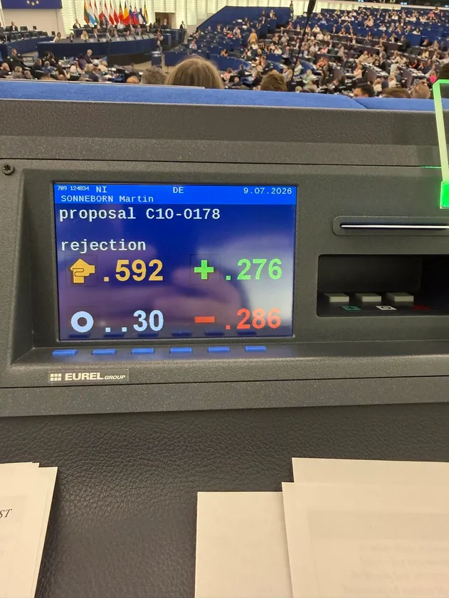 Terminal de vote du Parlement européen au siège de l'eurodéputé Martin Sonneborn, affichant le décompte en cours du scrutin sur le rejet de la proposition C10-0178 (Chat Control), le 9 juillet 2026.